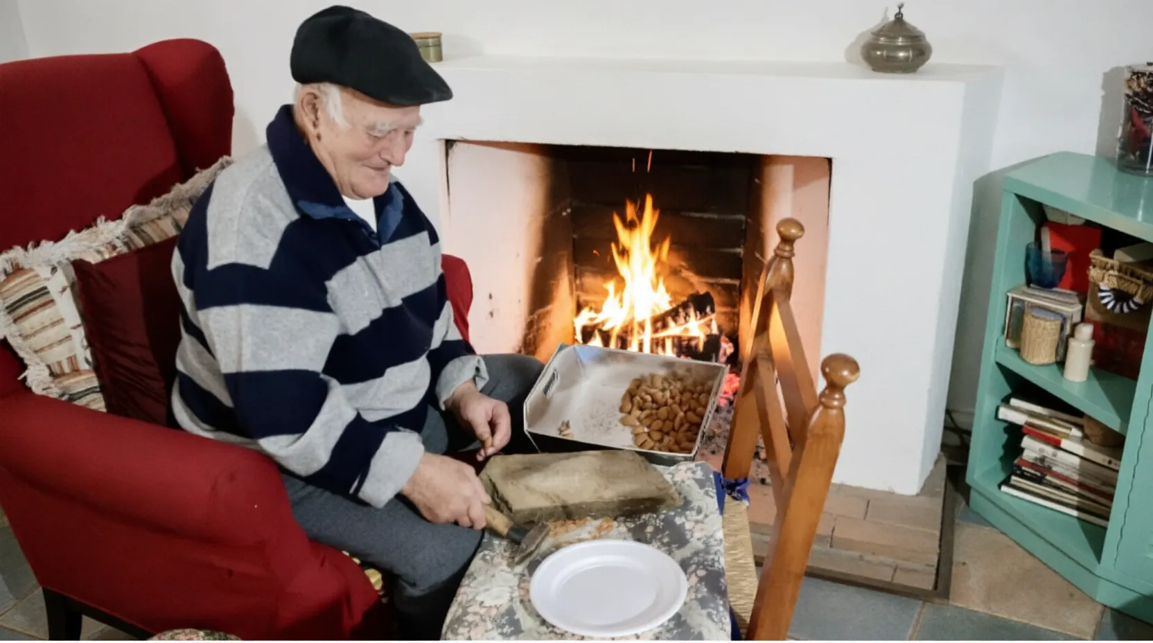 Gesti di generazioni: Nonno Domenico taglia le mandorle